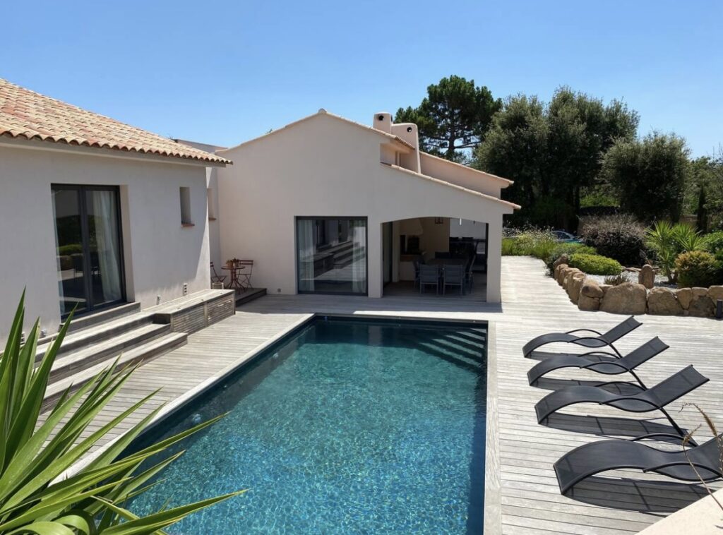 8 voyageurs / 4 chambres / 5 lits / 3 salles de bain / 3 w-c